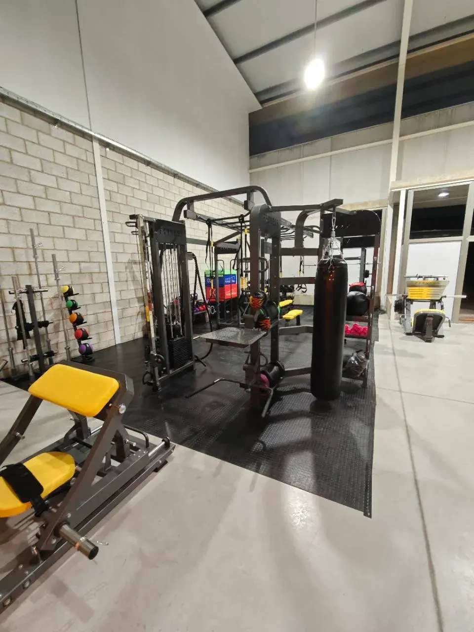 Zona de fuerza y entrenamiento funcional del centro Vida Nova Cartagena