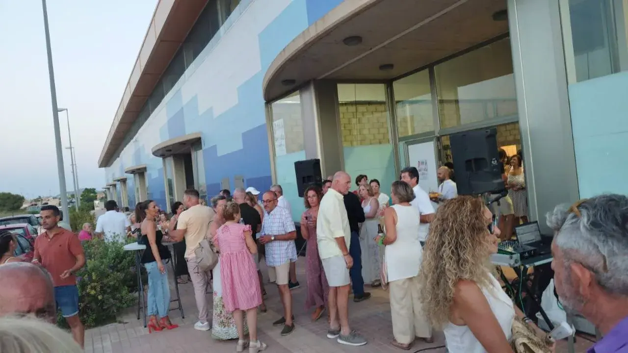 Encuentro de asistentes en el exterior del centro Vida Nova Los Belones
