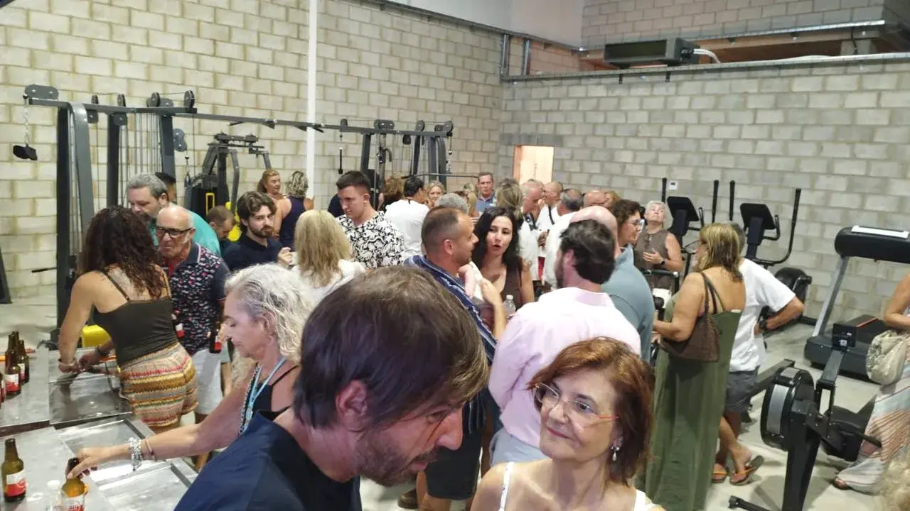Ambiente en el interior del centro Vida Nova Los Belones durante la inauguración